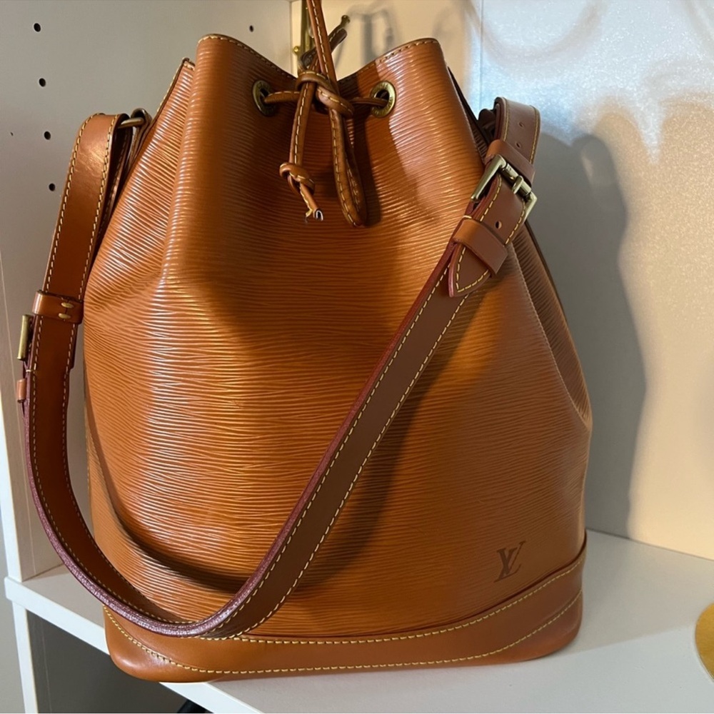 Excellent condition Louis Vuitton Epi Noe bucket bag made in France Ar0925